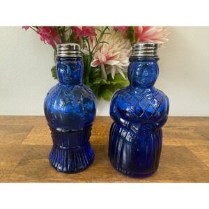 Vintage Cobalt Blue Colonial Couple Figural Glass Salt Pepper Shakers‎ Farmhouse